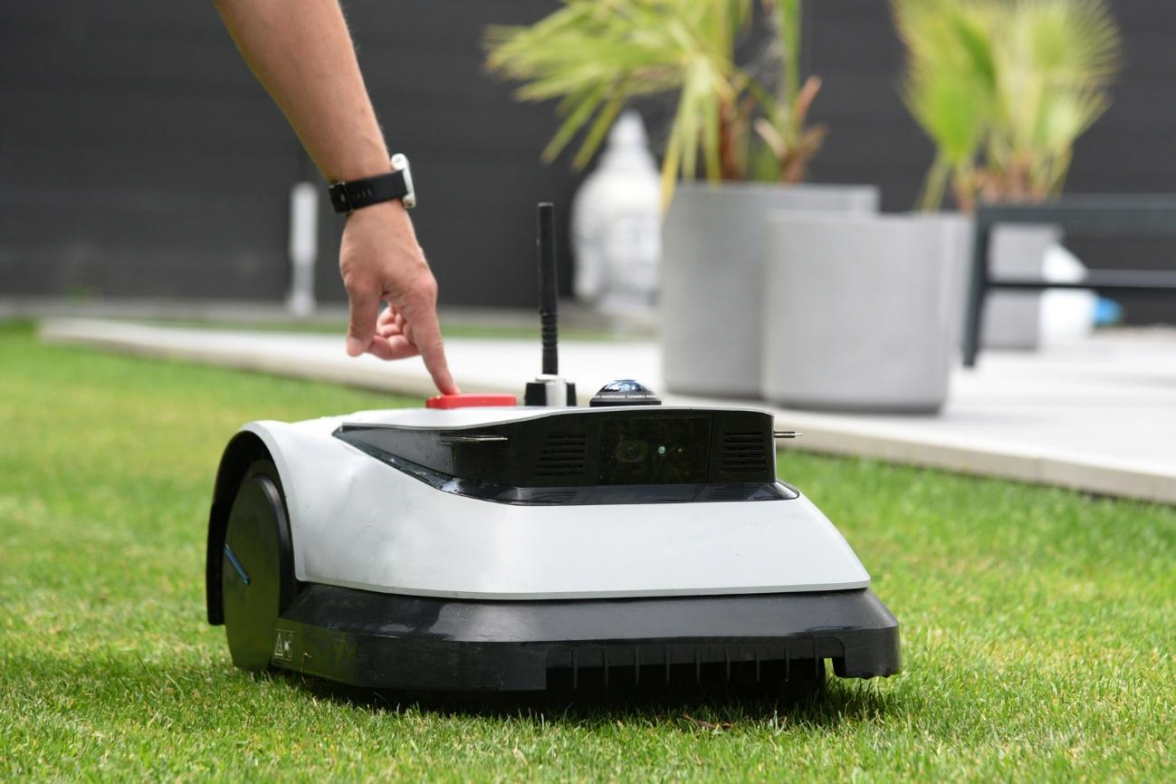 Installation, Sicherheit, Wartung: Damit die Rasenpflege mittels Mähroboter nicht nur komfortabel, sondern auch sicher für Mensch, Tier und den langfristigen Einsatz des Gerätes ist, kommt es auf die richtige Handhabung an. BILD: PM Tüv Süd