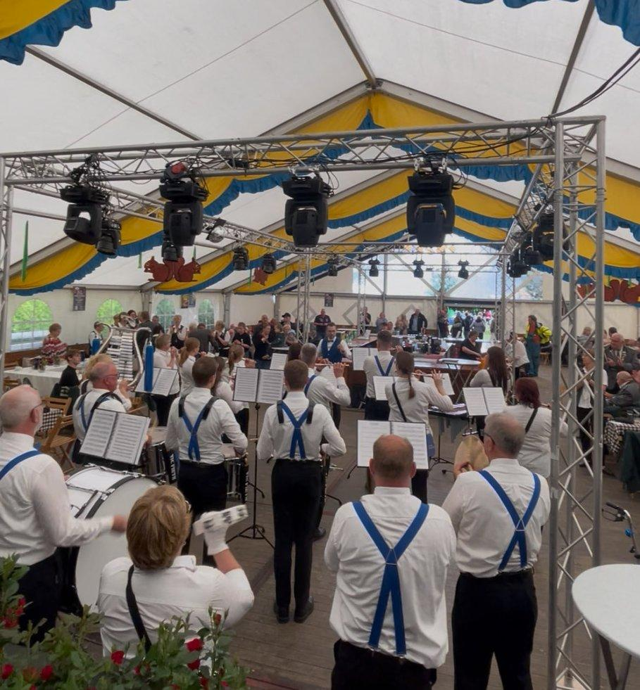 Der Spielmannszug Bad Zwischenahn e.V. begleitet traditionell den Umzug und ist fester Bestandteil des Fests. Bild: Schützenverein Aschhause e.V.