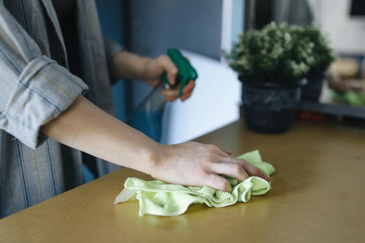 Staubfrei und gepflegt: Ansehnliche Oberflächen sind ein Muss. Bild: Pexels