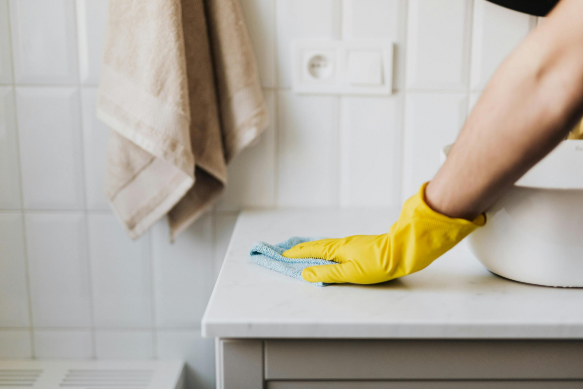 Auch im Bad soll alles glänzen. Bild: Pexels