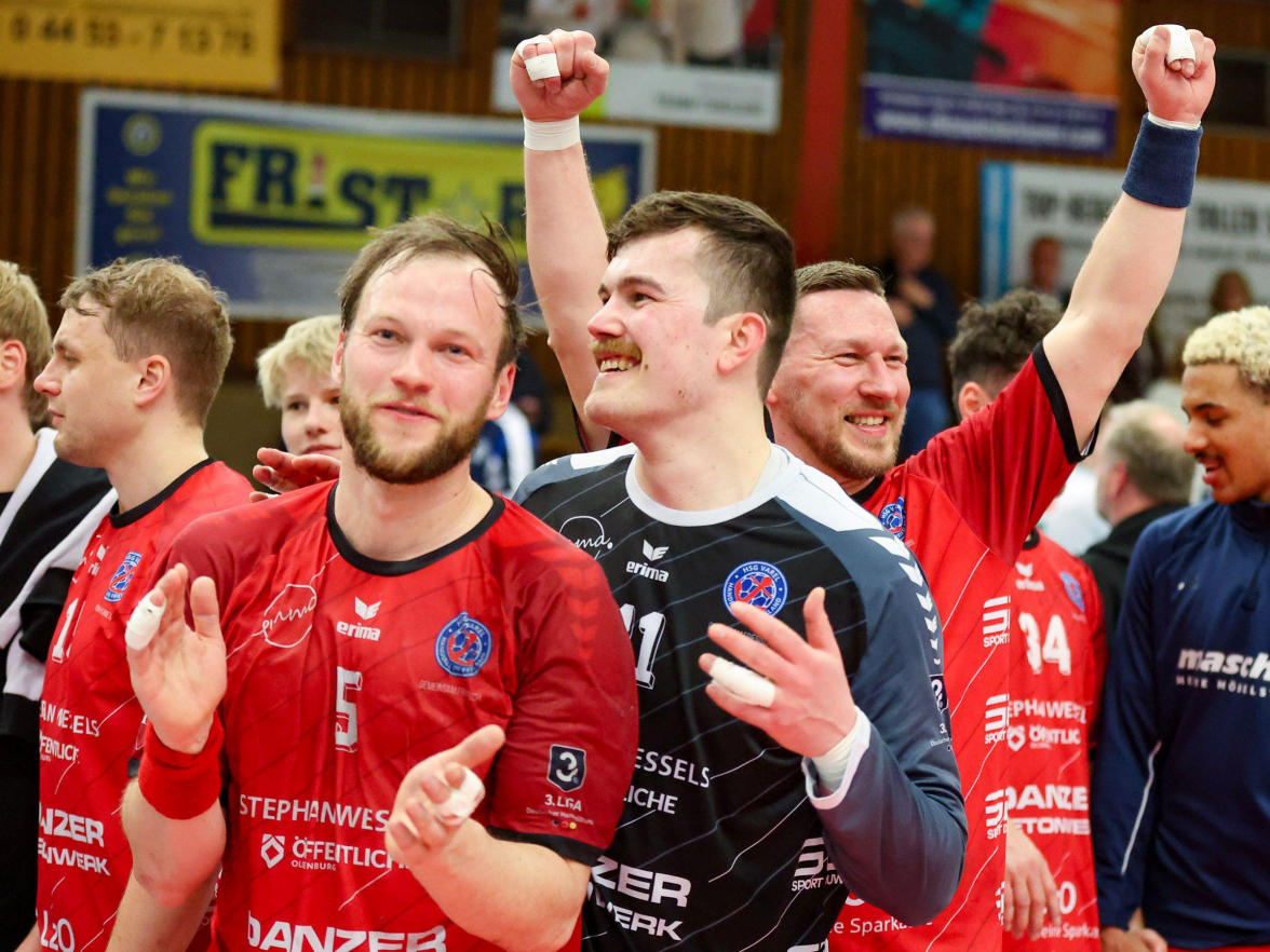 Freuten sich über den vorzeitigen Klassenerhalt in der Staffel Nord-West: die Spieler des Handball-Drittligisten HSG Varel.