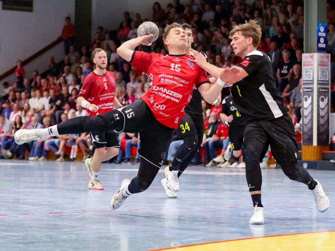 Beendeten am Saisonende ihre Handballkarriere bei der HSG Varel: Jan Derk Janßen (beim Wurf) und Kai Schildknecht (links). Bilder: Volkhard Patten