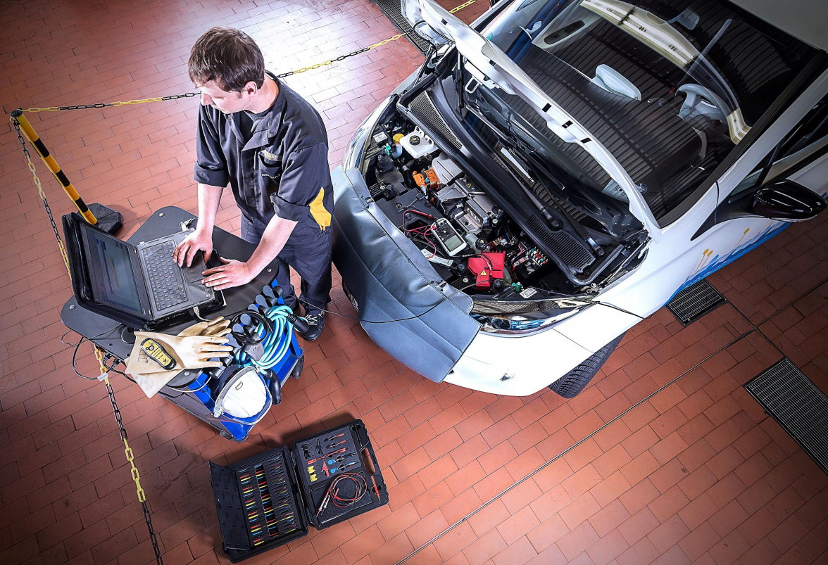Mittels eines Laptops „list“ der Kfz-Mechatroniker das Fahrzeug aus, sucht nach Fehlern und erstellt eine Diagnose. Bild: ProMotor
