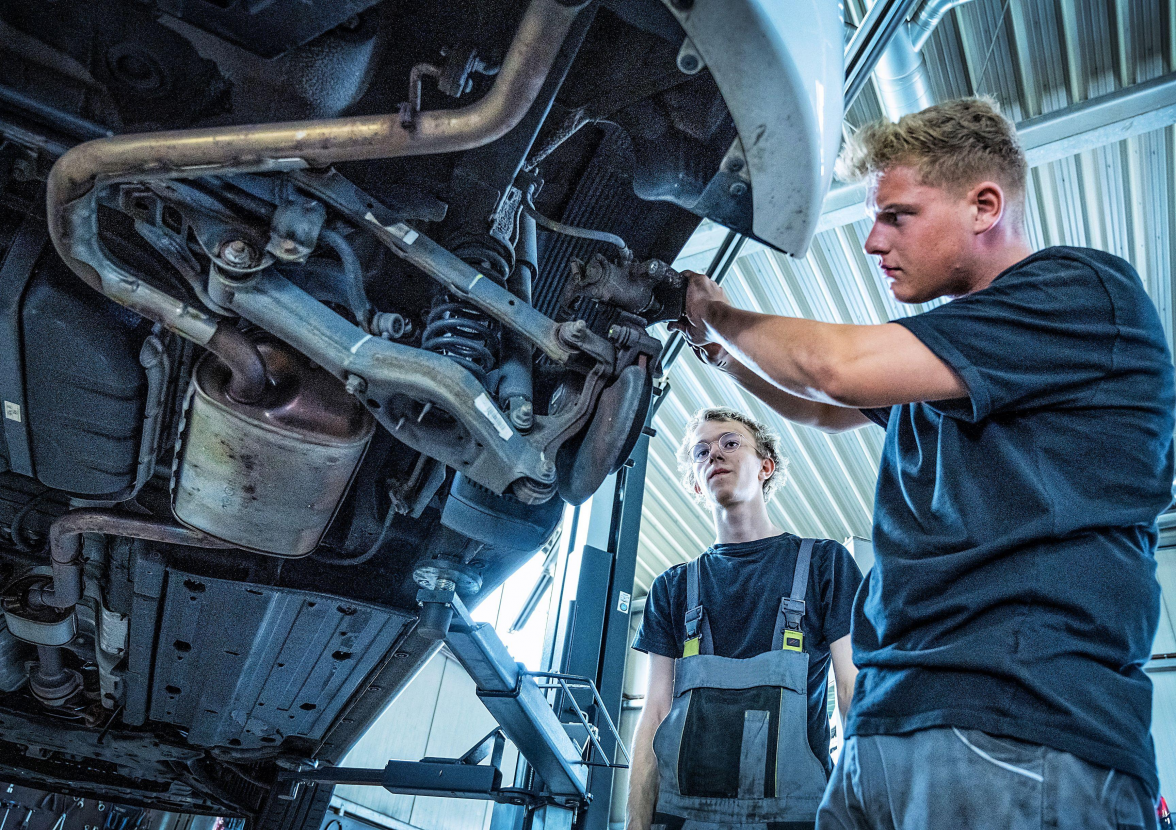 Trotz Technisierung und Digitalisierung müssen die Fachkräfte in einer Kfz-Werkstatt auch die mechanischen Arbeiten beherrschen. Bild: ProMotor