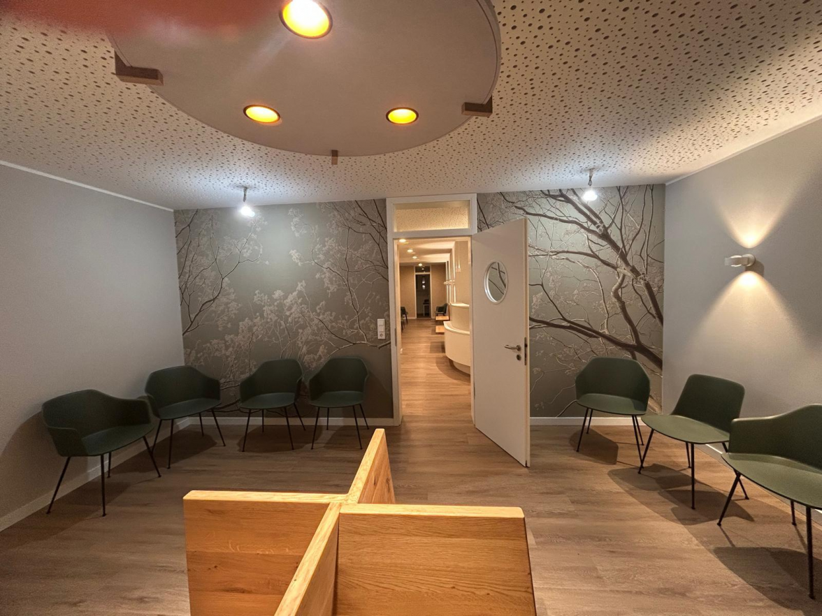Blick in das ebenfalls neu gestaltete Wartezimmer der Hausarztpraxis. BILD: Privat
