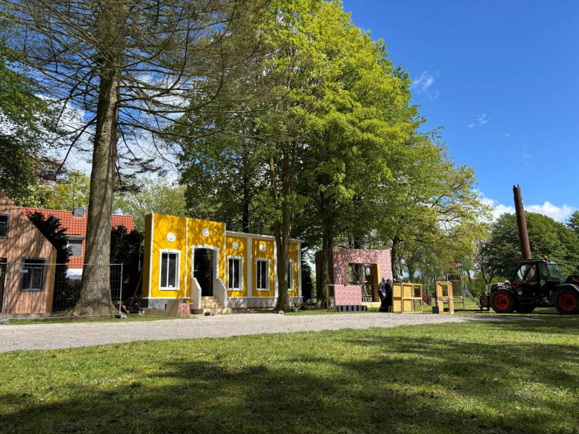 Der Platz bietet in diesem Jahr eine beeindruckende visuelle Atmosphäre: Die imposanten Kulissen des Freilichttheaters „Dat Unglück van Freborg“ sind schon aufgebaut und verleihen dem Schützenfest ein einzigartiges, besonderes Flair. Bild: Schützenverein Hesel