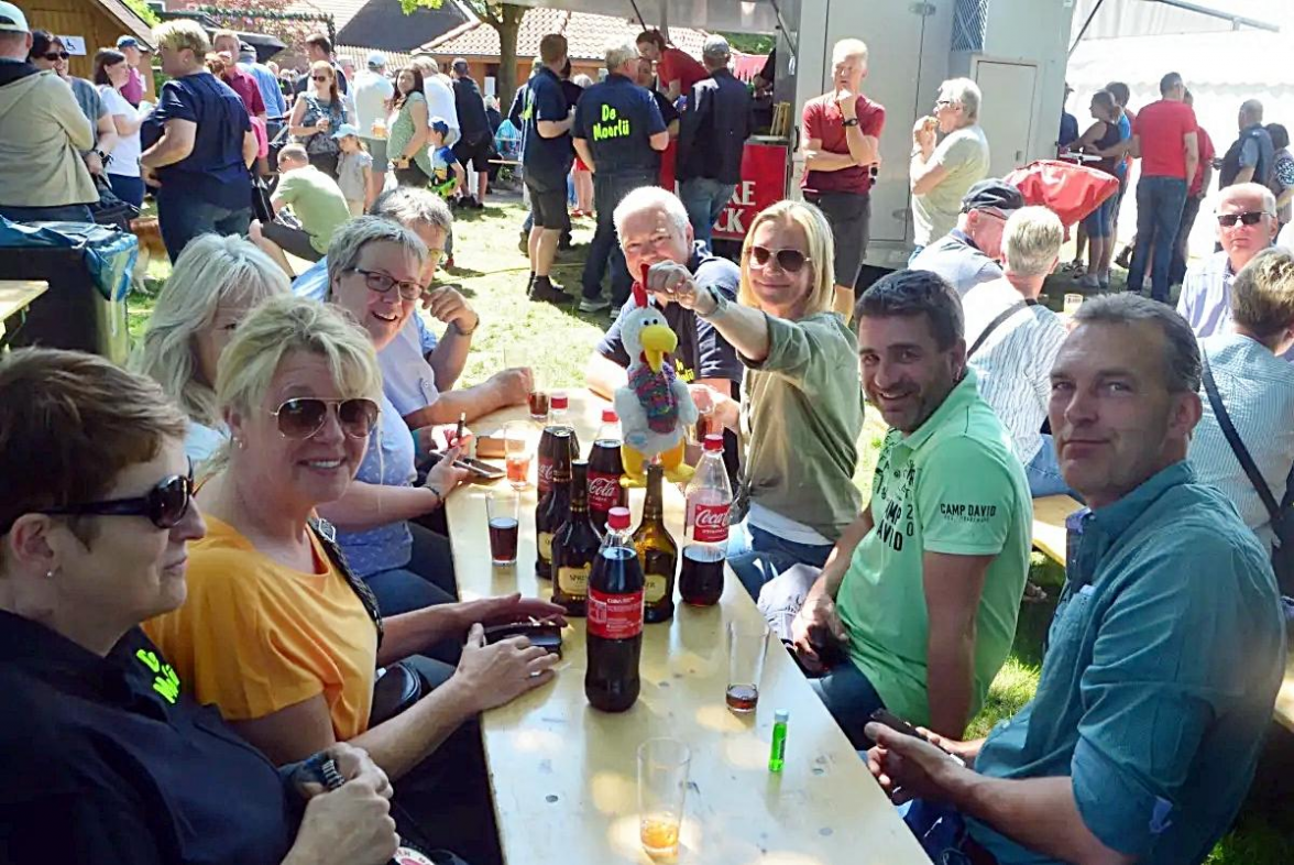 Viele Gäste nicht nur aus den drei örtlichen Dörfern - erwartet die Dorfgemeinschaft „De Moorlü“ zur traditionellen Brauchtumspflege am Pfingstsonntag in Hiddigwardermoor.