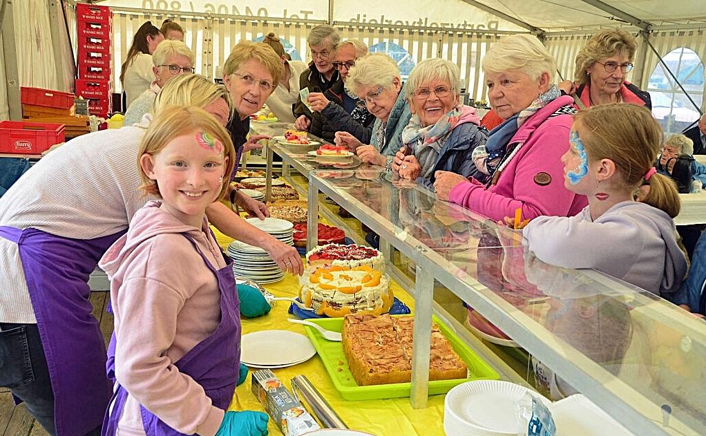 Ein großes Kuchenbuffet bietet zahlreiche Leckereien, mit den sich die Besucher für die weiteren Feststunden stärken können.