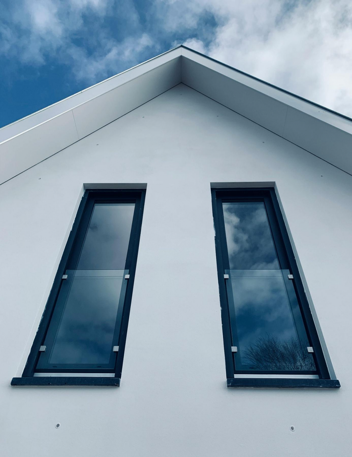 Moderner Look: Bei Fenstern sind Anthrazitund Grautöne beliebt. BILD: Pexels/David Underland