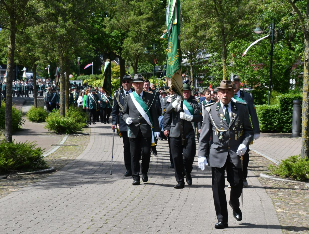 Beim Schützenfest in Großenkneten gehören Umzüge durch den Ort ebenso zum Programm wie musikalische Auftritte und gemeinsame Feiern am Schießstand. Bild: Archiv