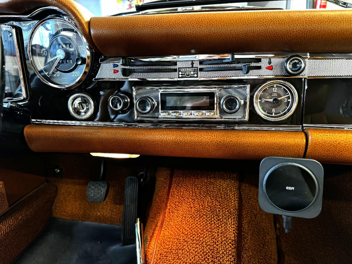 Damit der Sound im Oldtimer nichts zu wünschen übrig lässt, sorgen die Fachkräfte von Kuhnt.   Bild: privat