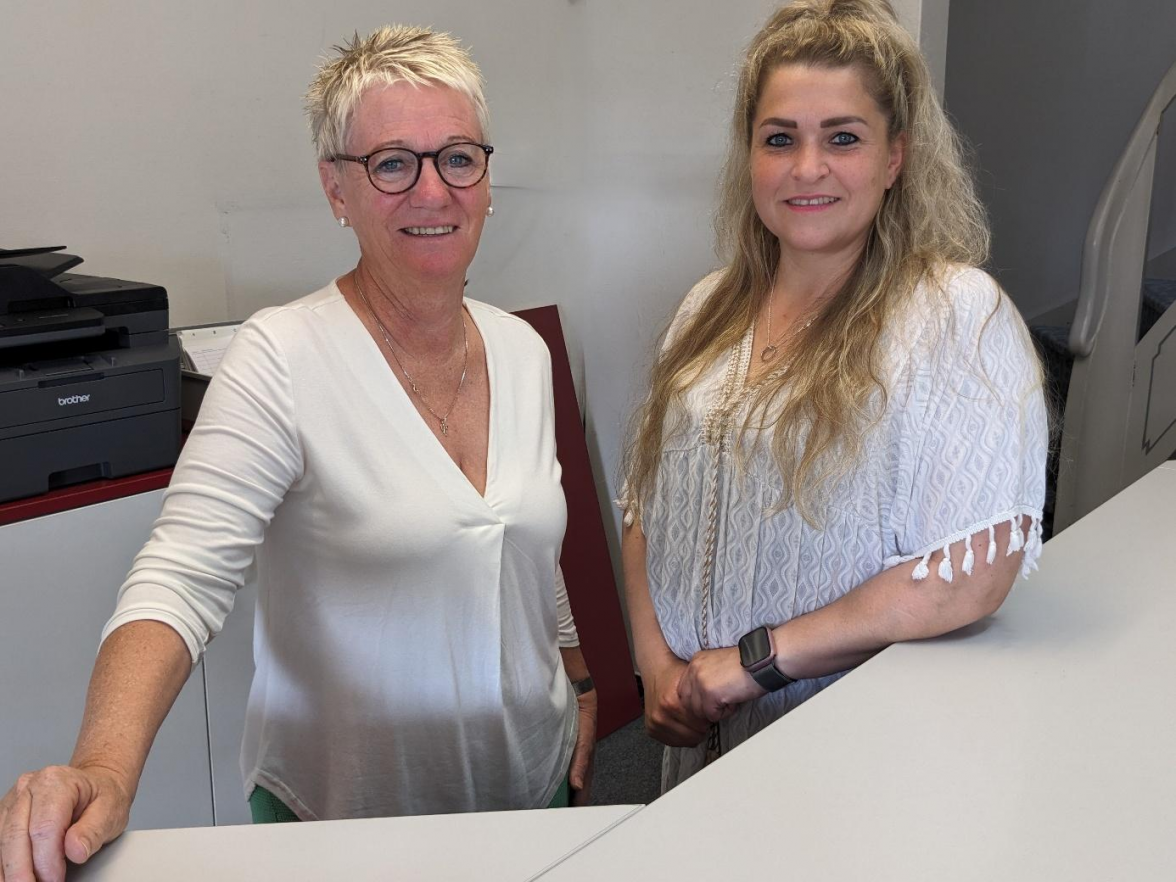 Nicole Gerdes (r.) eröffnet zum 1. Juni ihre Fachpraxis für Podologie in Schortens. Anke Bölts (l.) unterstützt sie in der Rezeption. BILD: Walburg Dittrich