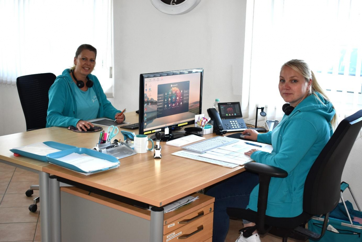 Stina Sommer (r.) und Claudia Groon halten die Fäden in der „Zentrale“ des Pflegedienstes zusammen. Bild: Frank Brüling