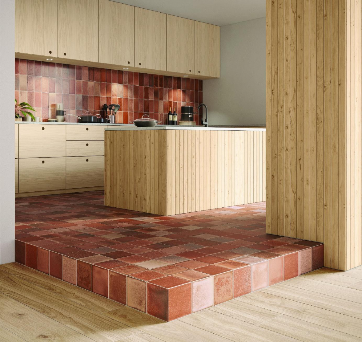 Mediterraner Charme als Kontrapunkt zu modern-minimalistischen Wohnkonzepten: Fliesen in warmen Cotto-Farben mit lebendig-charakteristischen Unregelmäßigkeiten. BILD: DJD/Deutsche-Fliese.de/Agrob Buchtal