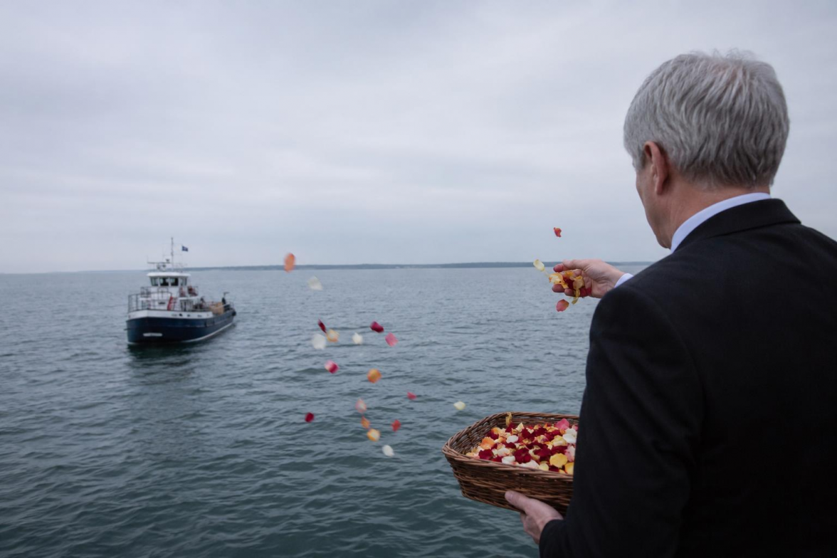 Die Koordinaten der Beisetzungsstelle werden dokumentiert und geben Angehörigen einen festen Erinnerungsort auf See. (Bild: Andreas Unterberg via ChatGPT)