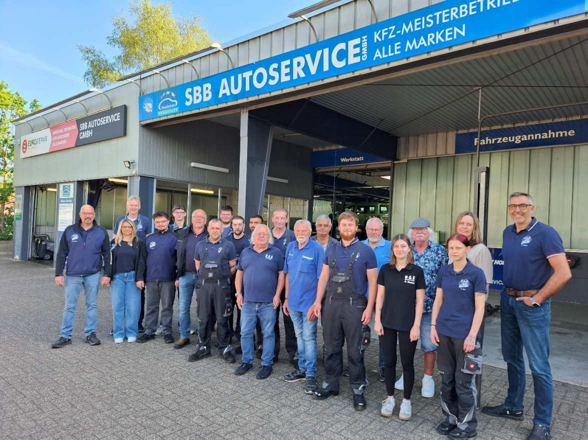 Das gesamte Team von SBB Autoservice GmbH und O. & S. Kraftfahrzeughandels-GmbH. Bild: Hildburg Brunken