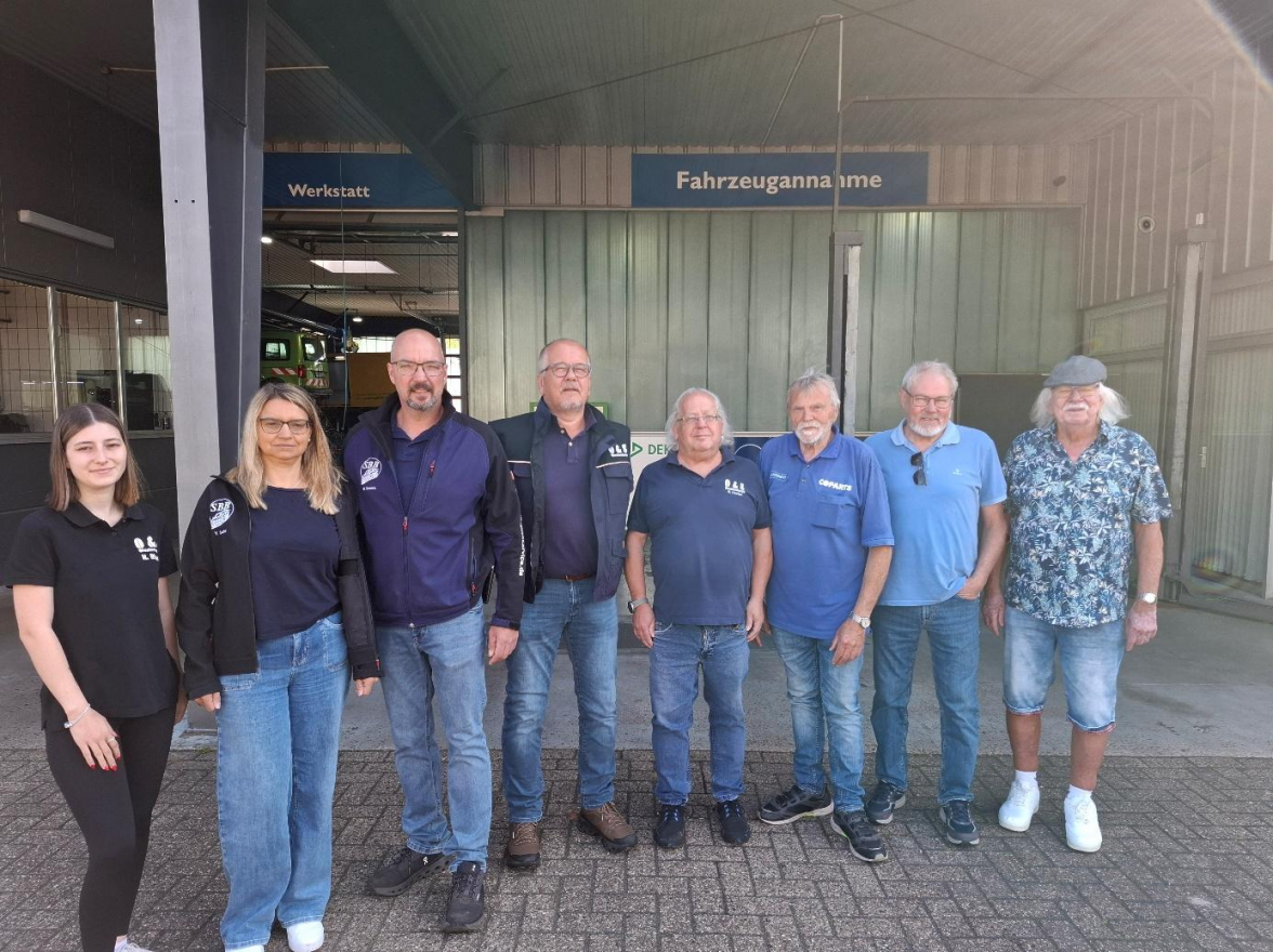 Team der Firma O. & S. Kraftfahrzeughandels-GmbH. Bild: Hildburg Brunken