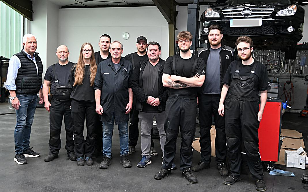 In der Werkstatt kann sich (von links) Chef Kay Röll auf das kompetente Mitarbeiter-Team, bestehend aus H. Koopmann, J. Griese, I. Rehm, S. Scherotzki, S. Endom, C. Willms, L. Fortmann, K. Beckereit und D. Zorin verlassen. Bild: Rolf Bultmann
