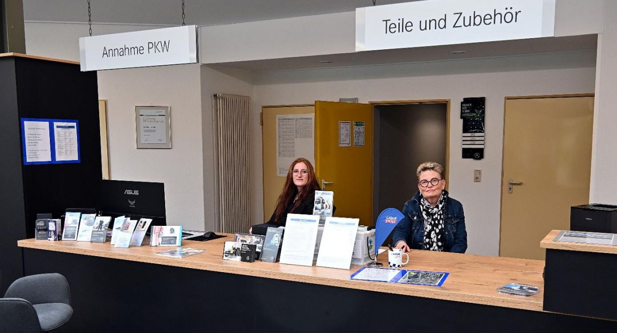 Nadine Roefe (links) und Ute Sander sind in den meisten Fällen die ersten Ansprechpartner für die Kunden im Autohaus Röll. Bild: Rolf Bultmann
