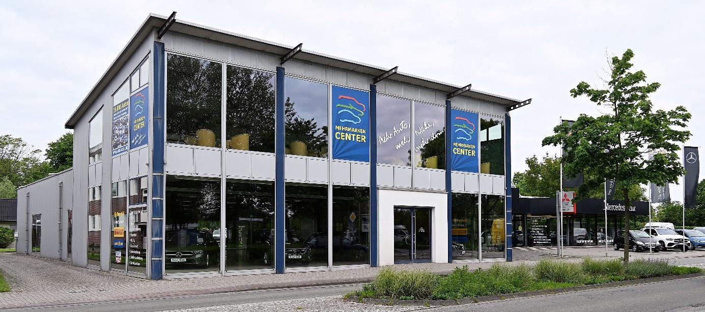 Bei der letzten Erweiterung in 2000 wurde mit einem zweistöckigen Anbau die Ausstellungsfläche des Autohauses auf über 1000 Quadratmeter verdoppelt. Bild: Rolf Bultmann