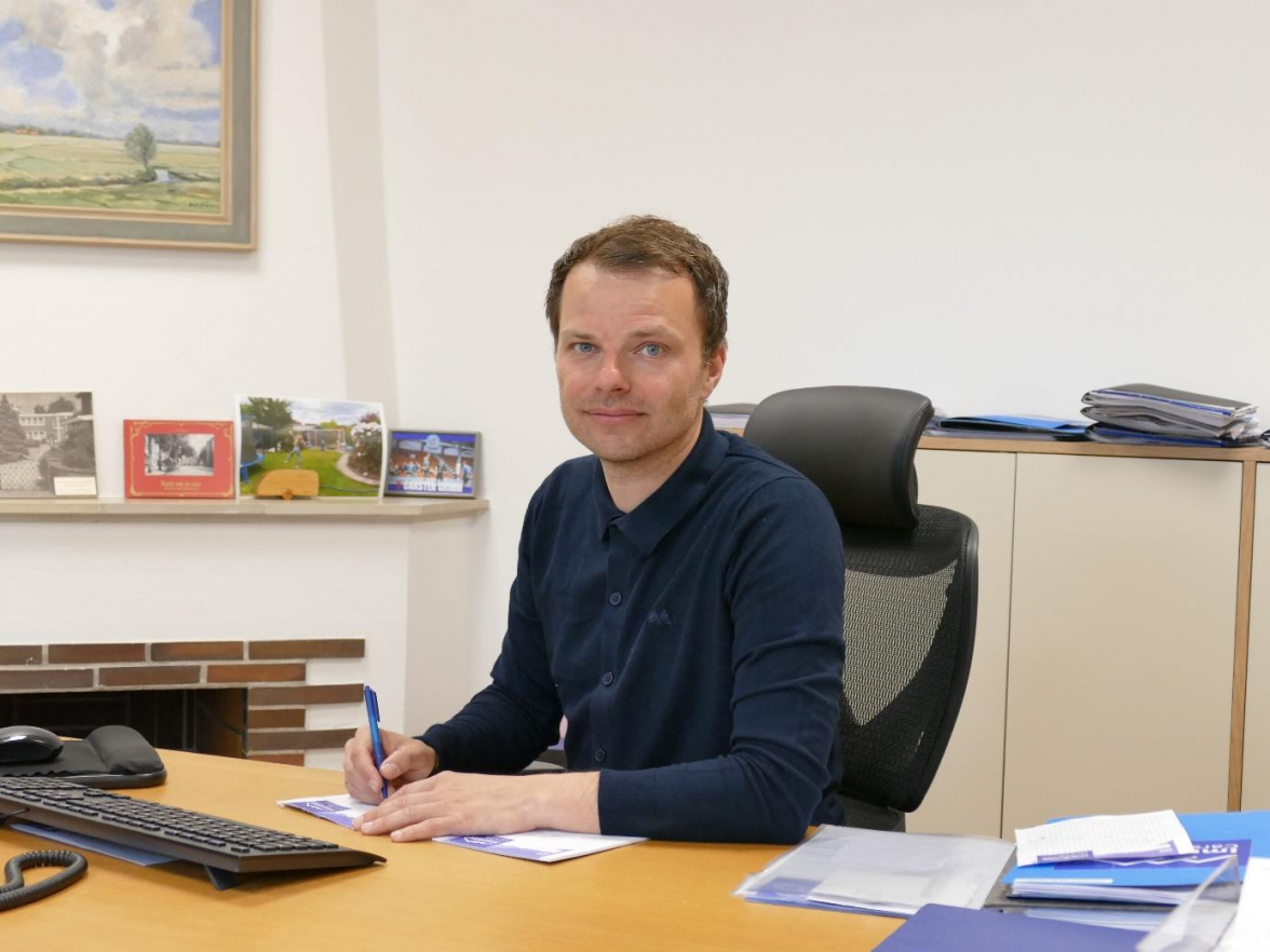 Inhaber Carsten Grimm begleitet seit zehn Jahren Menschen in Varel und der Region beim Kauf und Verkauf von Immobilien. Bild: Lina Lütje