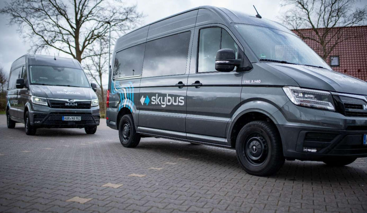 Die drei Fahrzeuge von „skybus“ bieten jeweils Platz für bis zu acht Gäste und haben eine Einzelsitzbestuhlung. BILD: Privat