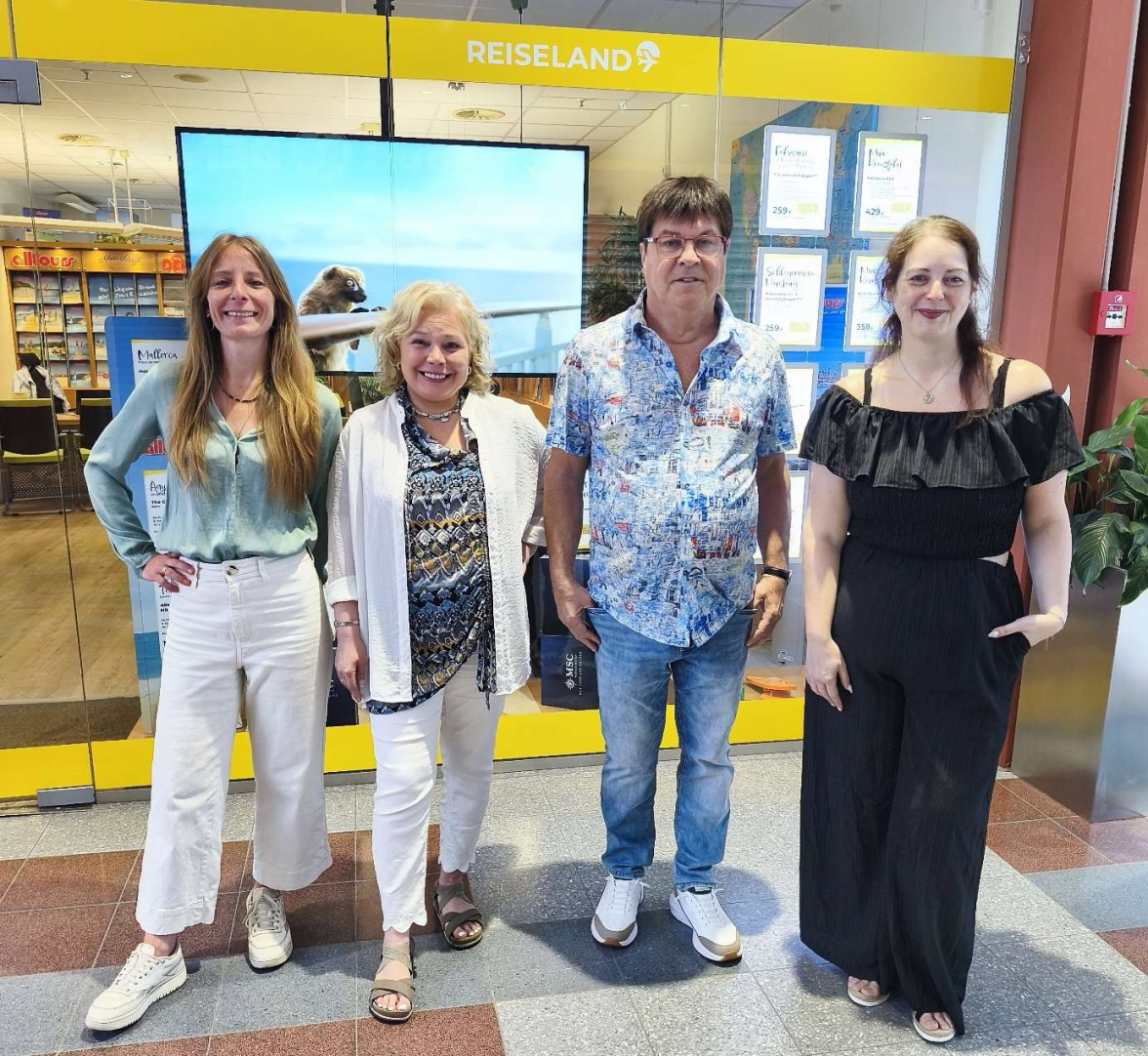 Freuen sich das Jubiläum mit den Kunden zu feiern: Regina Welters, Andrea Niemann-Glup, Inhaber Hartwig Aden und Reisebüro-Leiterin Nicole Baasen. BILD: Heike Goyert