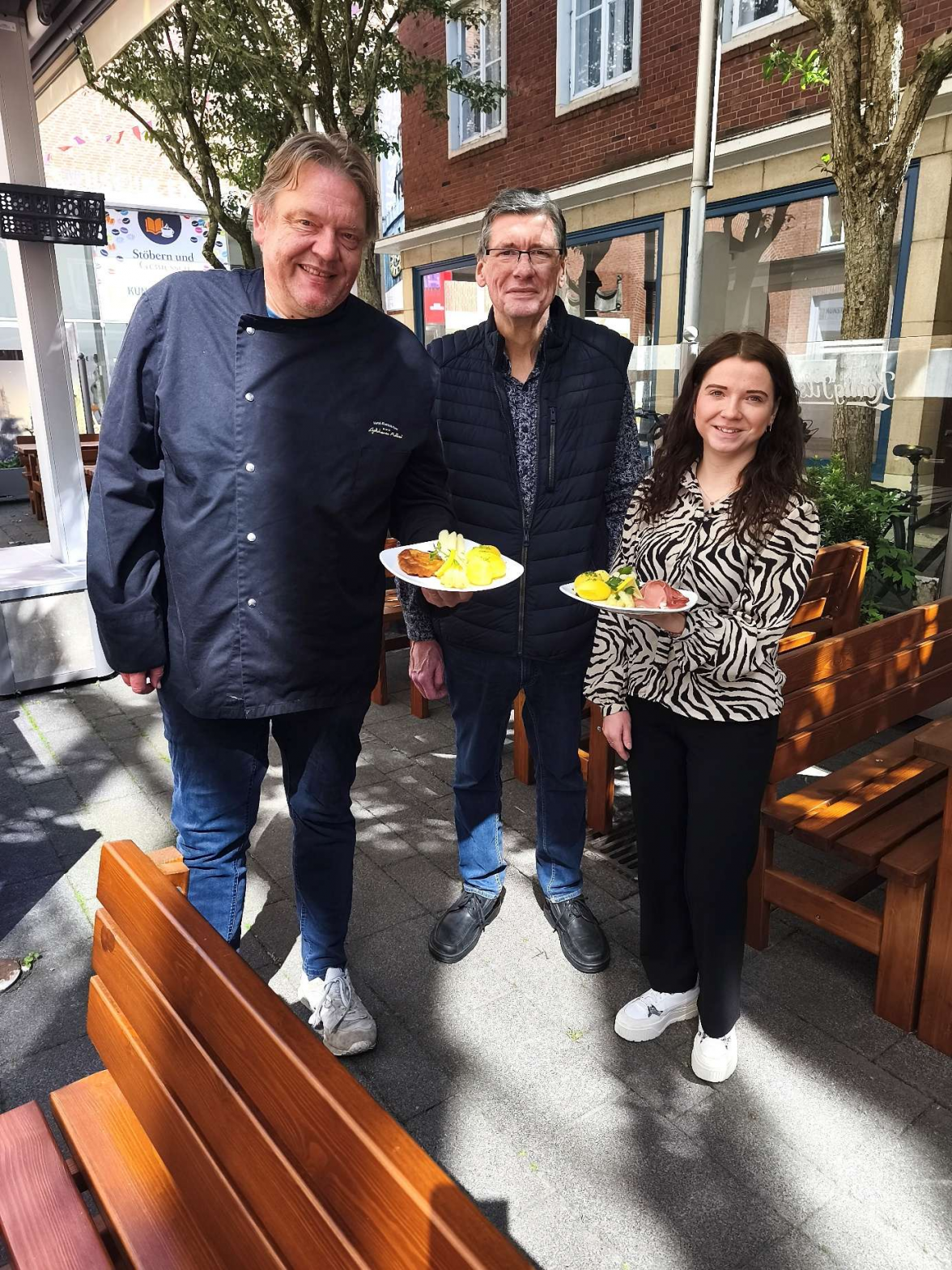 Stellten zwei der angebotenen Teller mit Spargel & Co vor: Rainer Ahlers (Goldener Adler), Gerhard Teerling (Rathaus Karree) und Lena Klaaßen (agilio). BILD: Heike Goyert