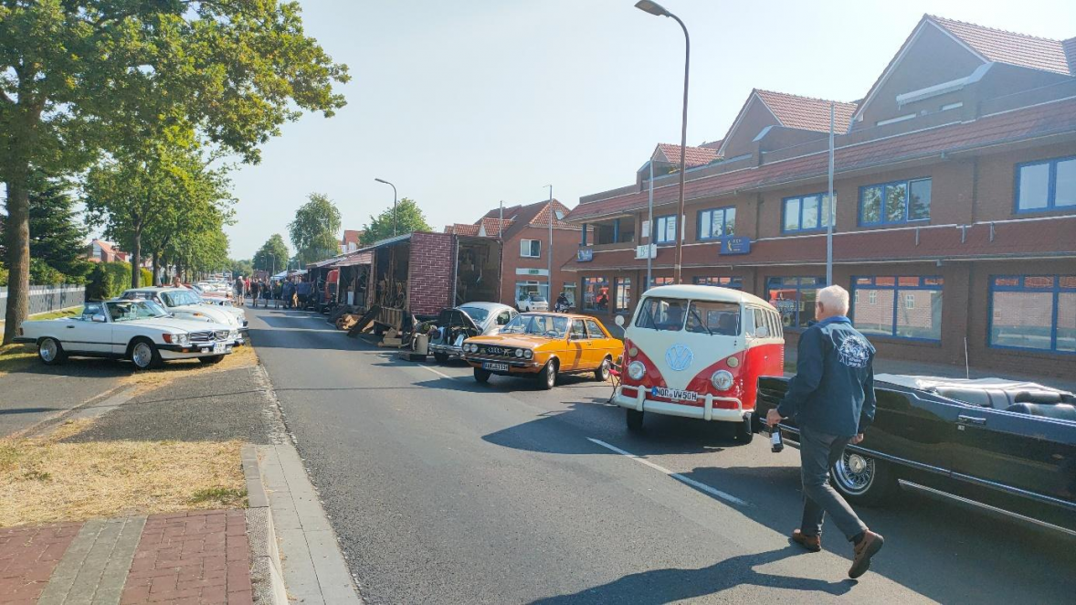 Auch auf der Ekelser Straße gibt es Aktionen: Unter anderem ist das Rollende Museum des Dörpmuseums vor Ort und es findet eine Oldtimerausstellung statt. BILD: Gemeinde