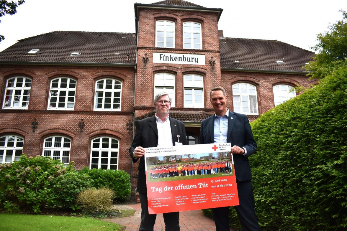 DRK-Kreisverbands-Präsident Holger Heymann (r.) und DRK-Kreisgeschäftsführer Hans-Günther Kirchhoff vor der „Finkenburg“, in der der DRK-Kreisverband 2025 ein neues Zuhause fand. Bild: Frank Brüling