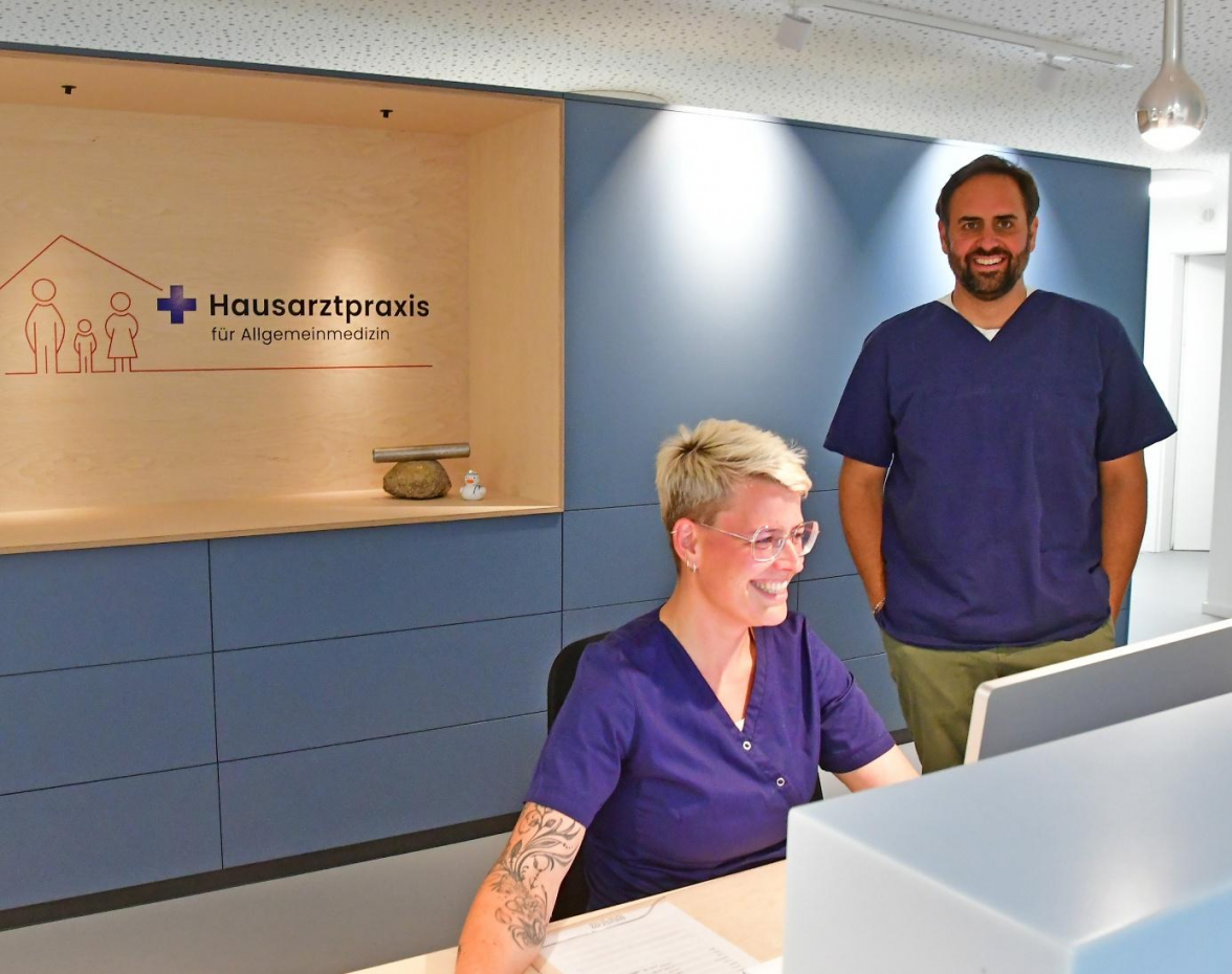 Im ersten Obergeschoss werden die Patienten am Empfang freundlich empfangen. Bei der optischen Gestaltung hat Dr. Lukas Herrschel viel Wert auf eine angenehme Atmosphäre gelegt und zudem auch die neueste Praxistechnik in mehreren Behandlungsräumen installieren lassen. BILD: Peter Kratzmann