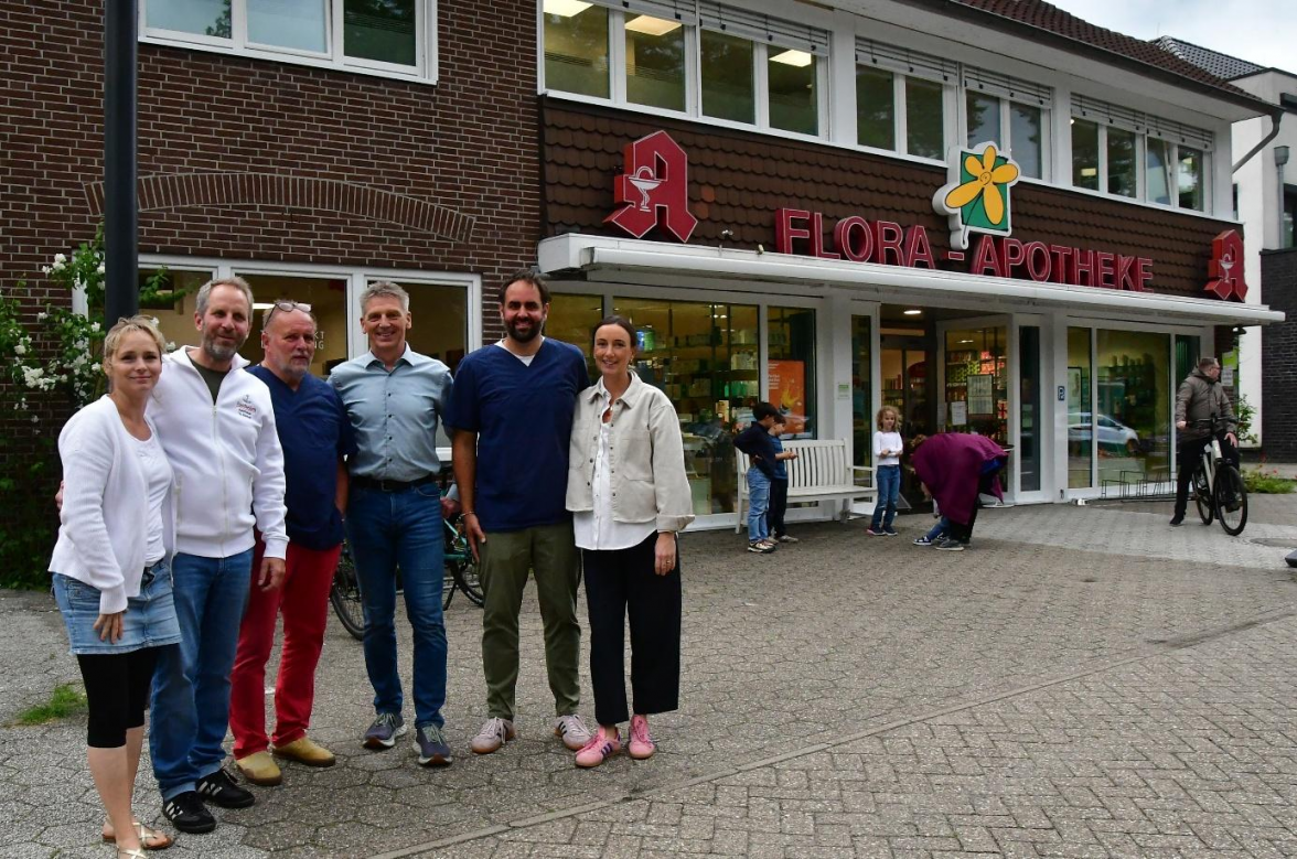 Carmen und Thilo Hanken, Franz Herrschel, Jörg Bambynek, Dr. Lukas Herrschel mit Frau Judith Exner vor dem neu gestalteten Gesundheitshaus. BILD: Peter Kratzmann