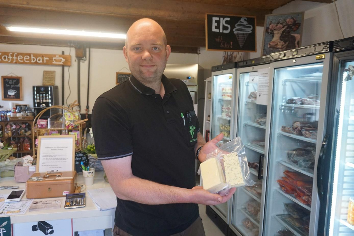 Gefragt und besonders lecker ist der aus der eigenen Hofmilch gemachte Hofkäse, den Thorben Jürgens hier präsentiert. Bild: Friedhelm Müller-Düring