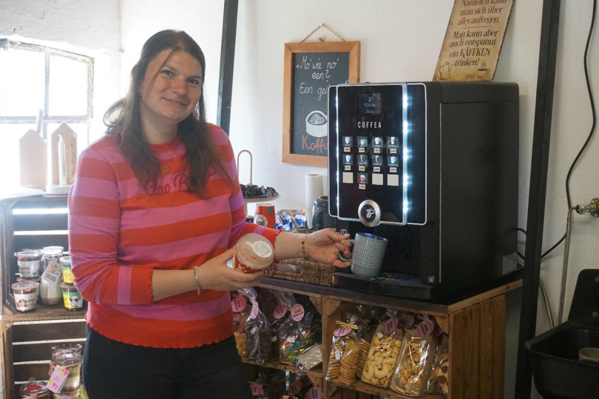 Nicht nur Nina Jürgens freut sich täglich auf ein heißes Getränk aus dem Kaffeevollautomaten (auch To Go). Bild: Friedhelm Müller-Düring
