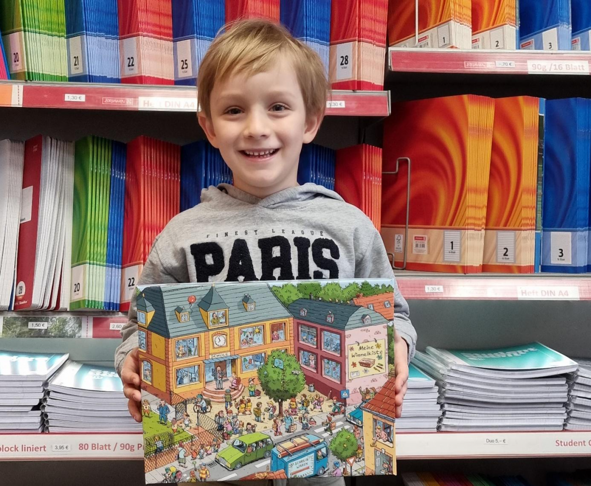 Der sechsjährige Mats freut sich schon sehr auf die Schule - und auf die bunte Geschenkekiste von Rüther. Bild: Melanie Jülisch