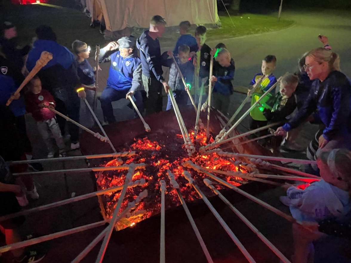 Beim Kinderzeltlager darf natürlich auch das Stockbrotbacken nicht fehlen. Bild: Ingo de Jonge