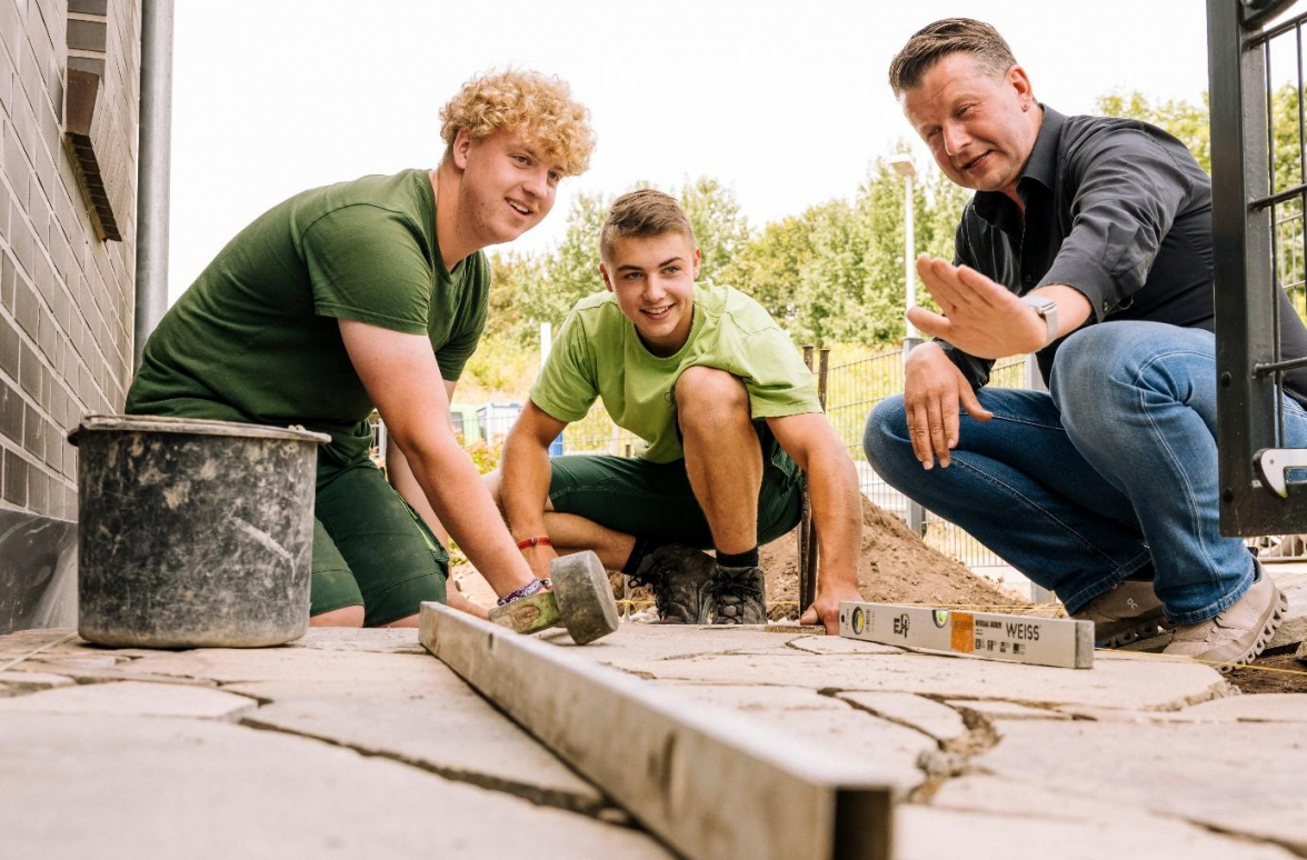 Ausbildung wird bei Volker Kreye großgeschrieben. In 30 Jahren wurden 100 Azubis auf ihren Beruf vorbereitet. Bild: GaLaBau Kreye