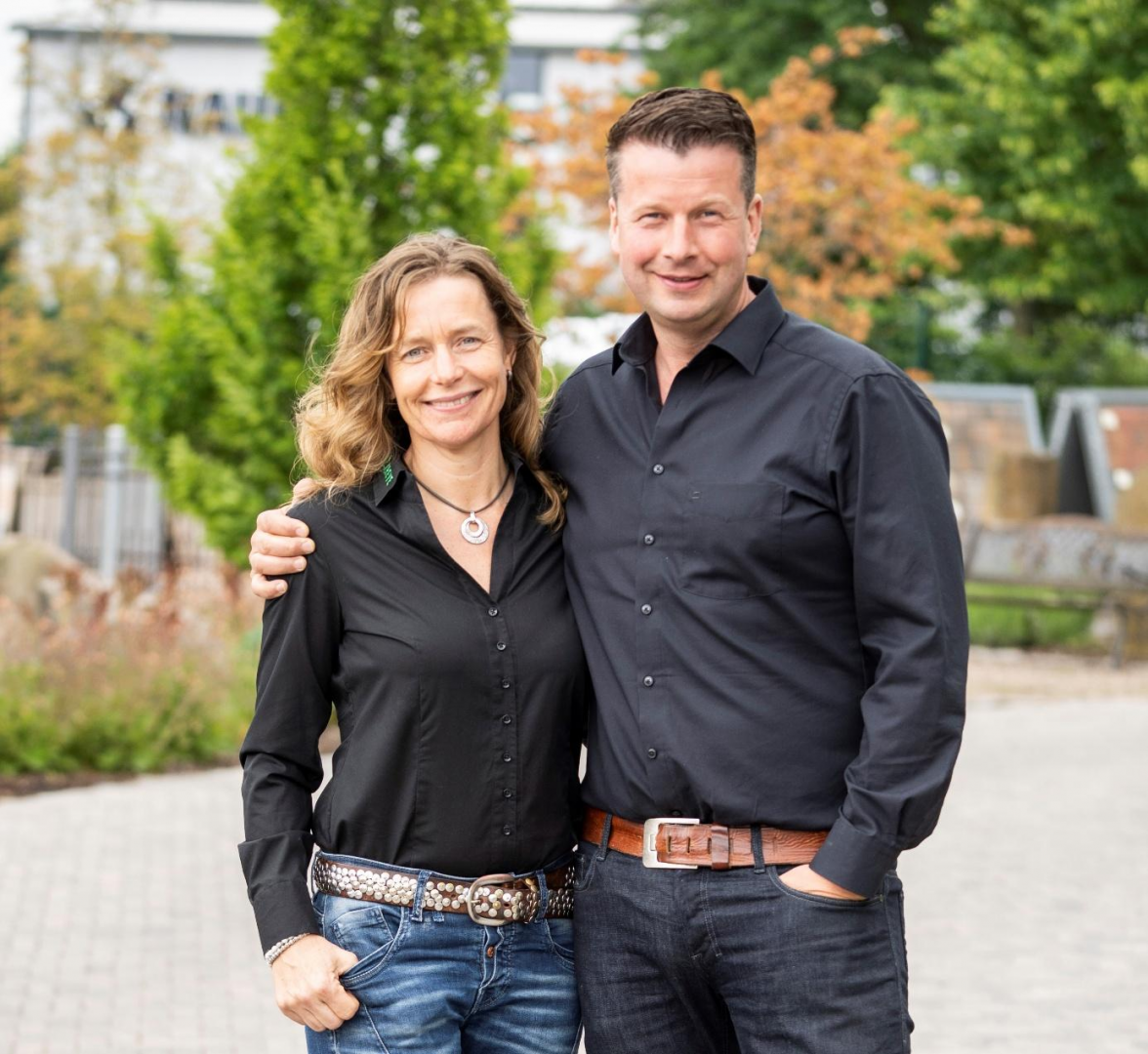 Volker Kreye und Lebenspartnerin Hilke Tabken freuen sich am Tag der offenen Tür auf viele Gartenfreunde, die Lust auf mehr Garten haben. Bild: GaLaBau Kreye