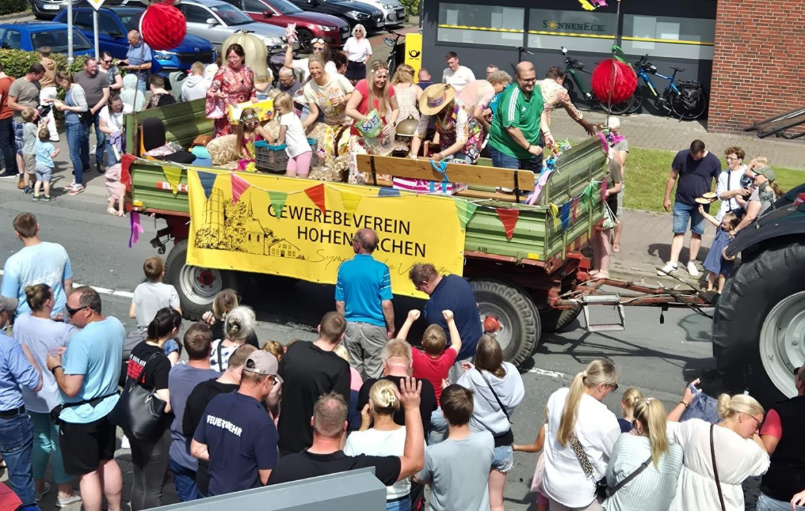 Nur eines von vielen Highlights des Dorffestes: Der Festumzug am Sonntag. Bild: Dorfgemeinschaft