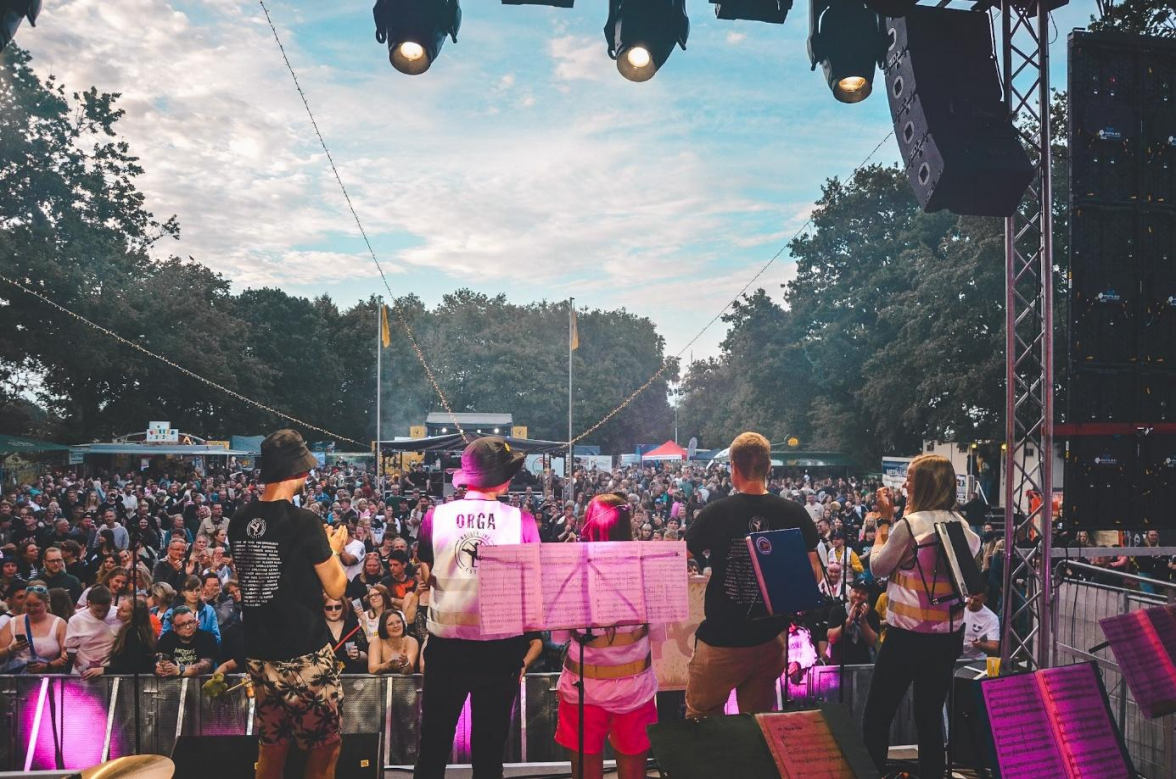 Mitten im Grünen auf dem rund 1000 Besucher fassenden Bolzplatz Blersum bietet das „BallerIna“ ein besonderes Ambiente. Bild: Baller-Ina e.V.