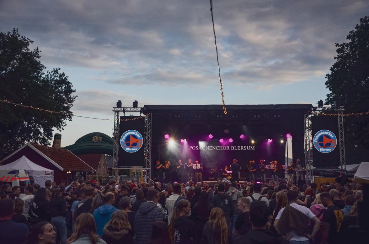 Kein„Baller-Ina“ ohne den „,Headliner der Herzen“, den Posaunenchor Blersum. Bild: Baller-Ina e.V.