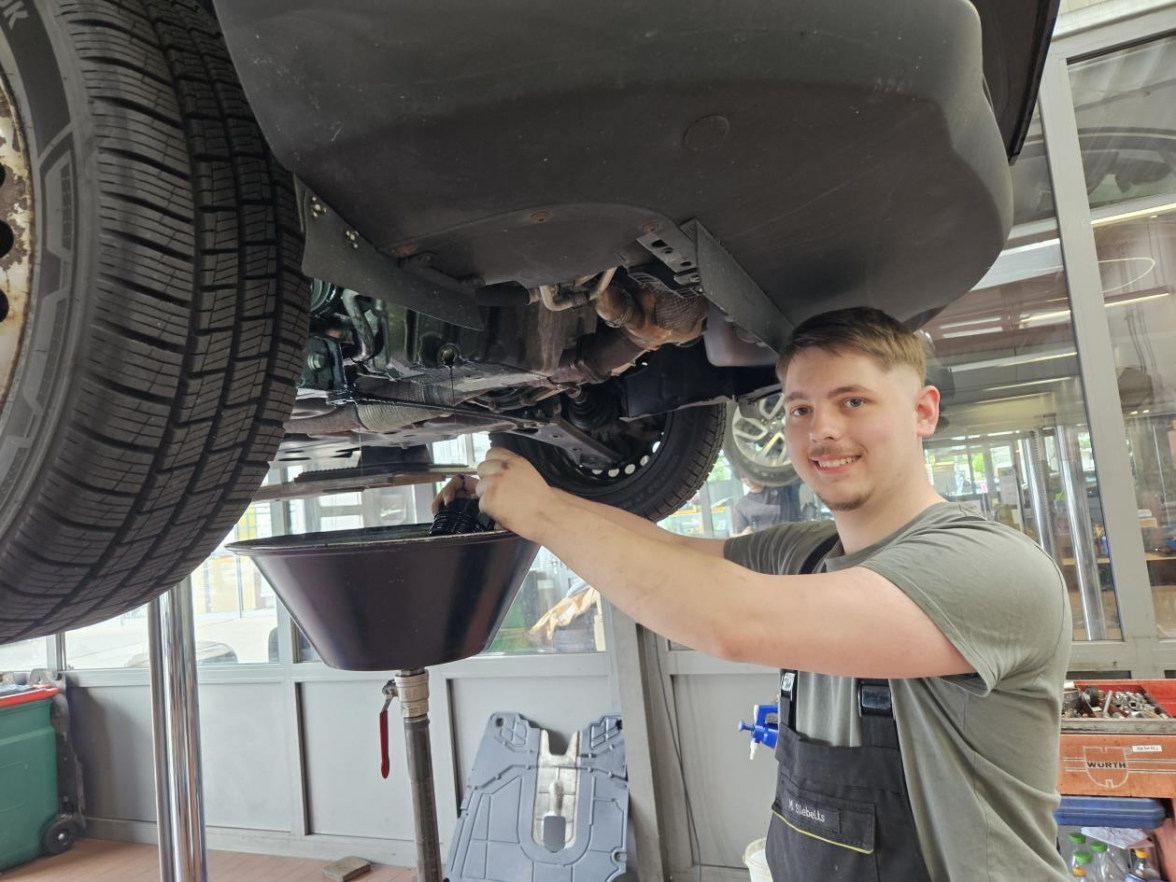 Ein regelmäßiger Ölwechsel ist Pflicht, das weiß auch Kfz-Mechatroniker Maximilian Siebelts.