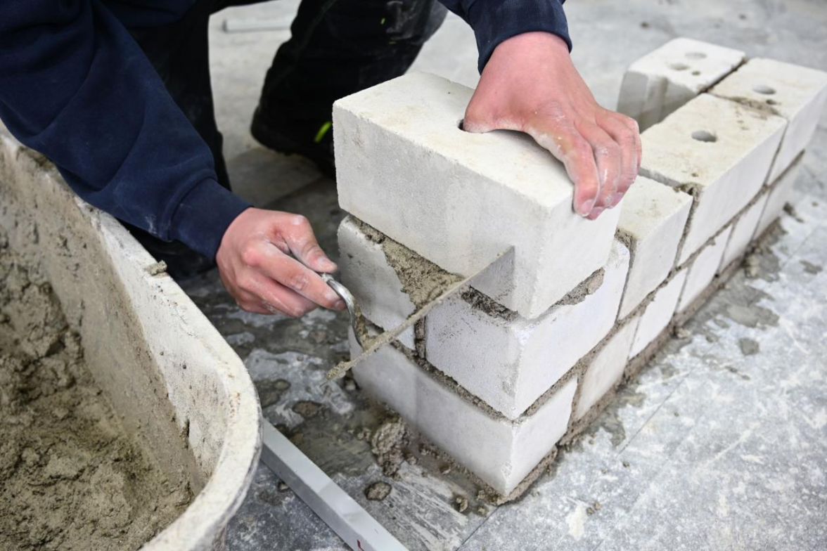 Trotz Fachkräftemangels wurden 2025 mehr als 135.000 neue Ausbildungsverträge im Handwerk abgeschlossen. BILD: Benjamin Westhoff/dpa +++ dpa-Bildfunk +++