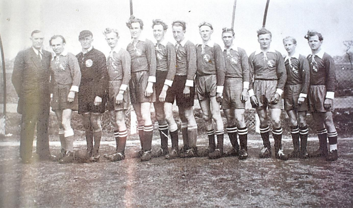Zeitzeugnis aus dem Gründungsjahr 1951: Ein Bild der ersten 1. Herren-Fußballmannschaft des BSC Burhafe. Bild: BSC Burhafe