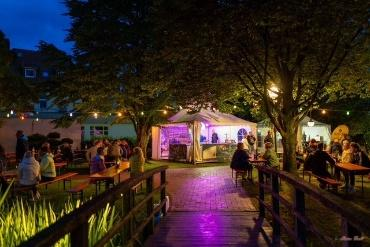 Zum sechsten Mal findet das beliebte Hopfenund Rebenfest unter Padogenzelten in Westerstede statt. BILD: Heino Fecht