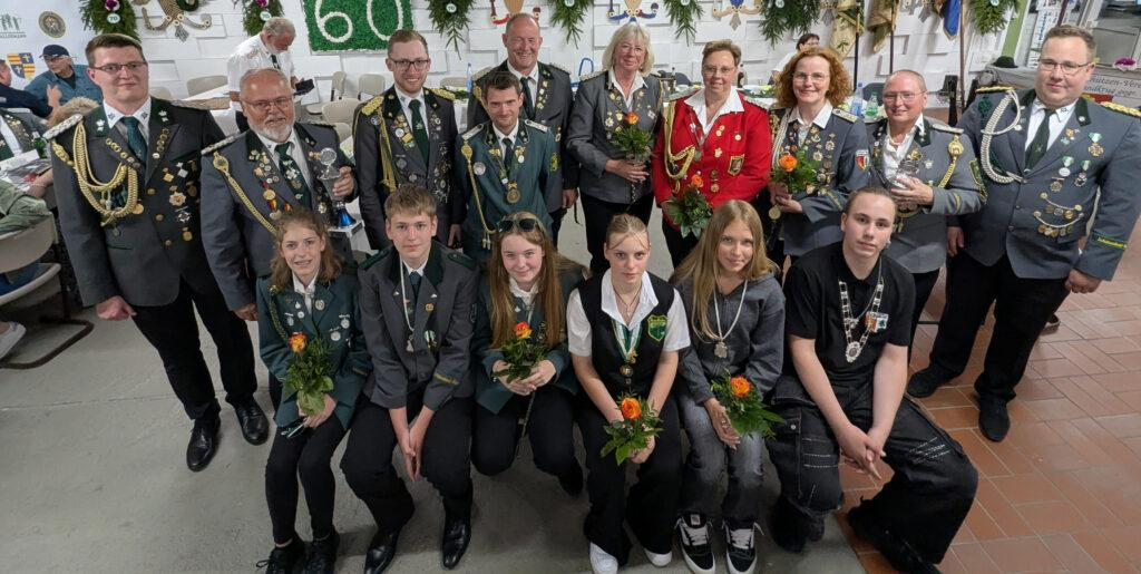 Das Bundeskönigshaus des Schützenbundes Huntestrand e. V.: Bundeskönig Pascal Gardeler (hintere Reihe, vierter von links), Bundeskönigin Nicole Hoppe (hintere Reihe, siebte von links), Bundesjugendkönig Philipp Tuschar (vordere Reihe, zweiter von links) und Bundesschülerkönigin Sarina Schillmüller (vordere Reihe, fünfte von links). Bild: Schützenverein Kirchhatten