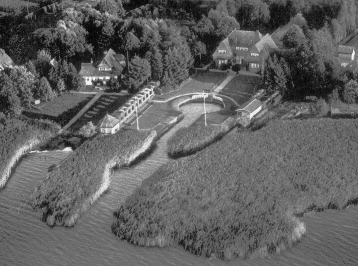 Luftaufnahme aus den 1930er Jahren mit der Villa Koopmann (rechts) und der Villa Bertram (links). Bild: Gemeindearchiv Bad Zwischenahn