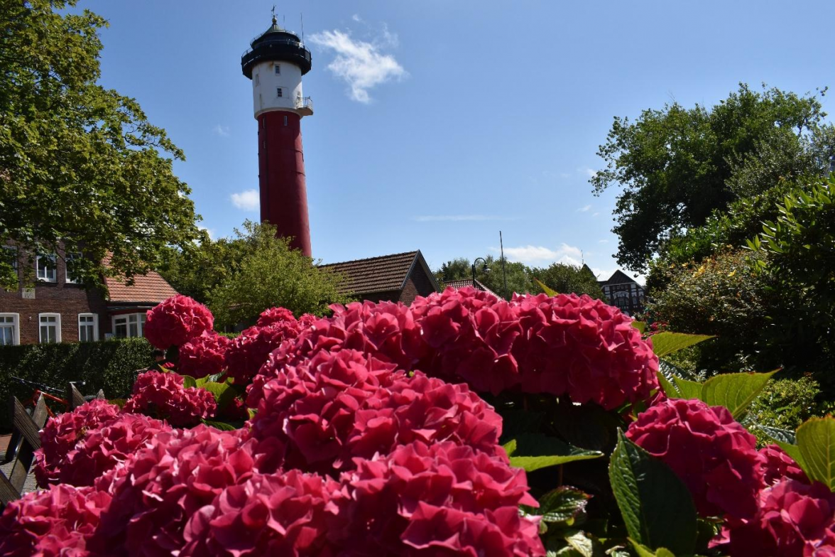 Der Alte Leuchtturm begrüßt die Gäste im Inseldorf. Bild: Frank Brüling