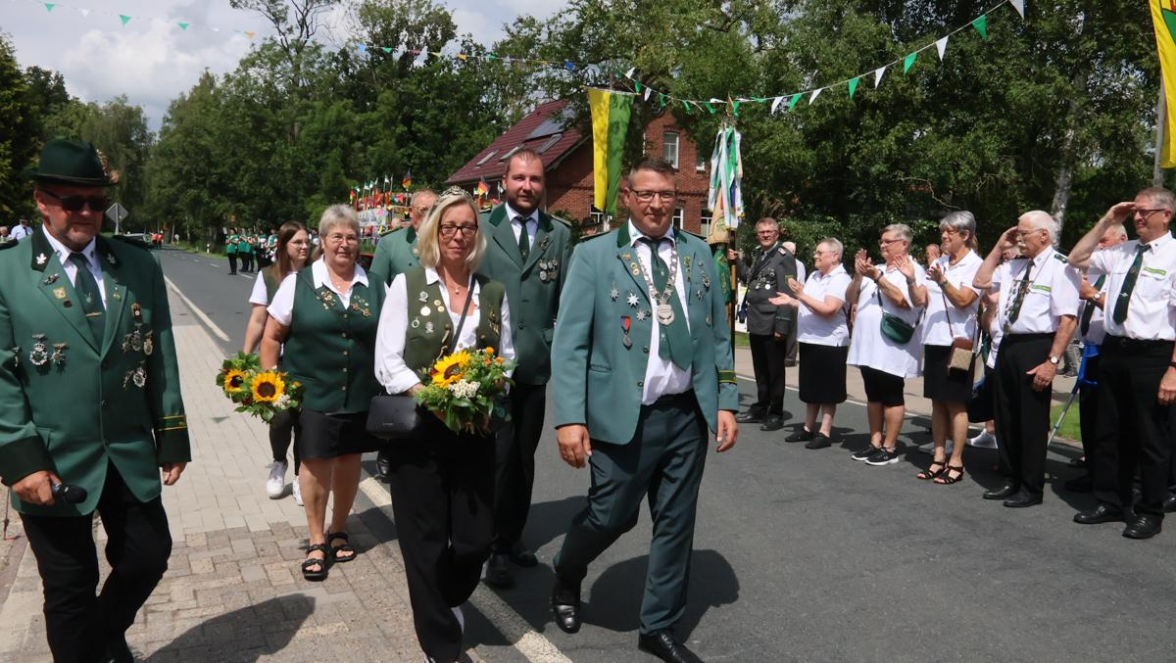Der Festumzug zählt zu den Höhepunkten des Schützenfestes in Frieschenmoor.