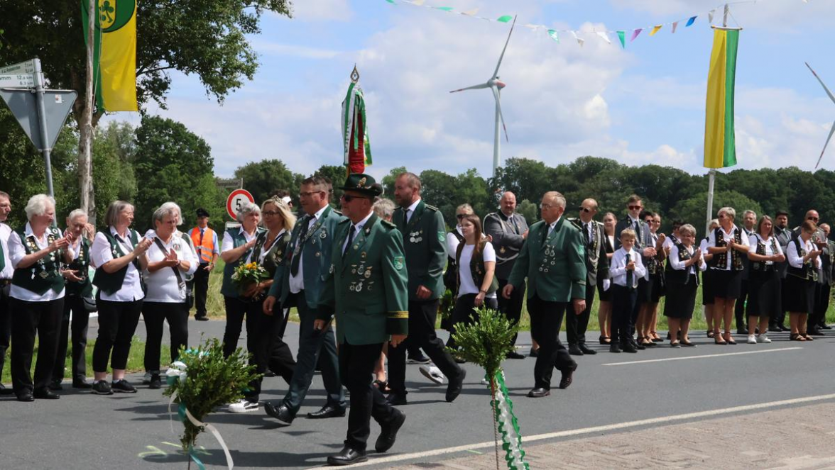 Der traditionelle Festumzug führt durch Frieschenmoor und wird vom Jugend- und Musikzug Rodenkirchen begleitet.